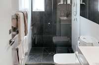 BrookStreet Bathroom2