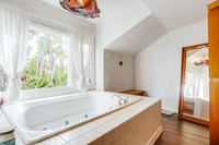 SheffieldAvenueResidence Bathtub