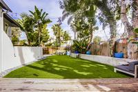 SheffieldAvenueResidence Lawn