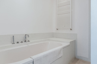 TheTweedeHelmerstraatResidence MasterBathtub
