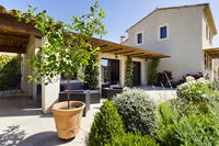 The Avenue de la Leque Residence