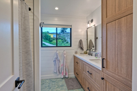 Main Level Shared Bathroom with Tub