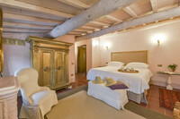 Queen bedroom main building 1