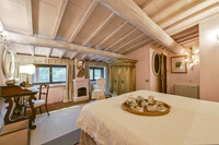 Queen bedroom main building 2