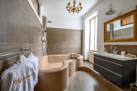 Farm House   Up Stairs Ensuite Bathroom Large