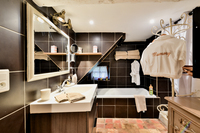 Chestnut House   Bathroom