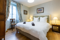 The queen bedroom downstairs at the cottage The queen bedroom downstairs at the cottage