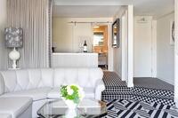 cwh_sigkingsuitetopflrwbalc_livingbed 611d01671c7de
