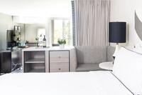 cwh_sigkingsuitetopflrwbalc_bedliving 611d01624dd86