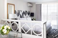 cwh_deluxesuiteking_livingbeddesk 611cfefcd96c1