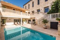 The Carrer de la Reina Residence 