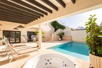 The Carrer de la Reina Residence 