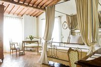 MontecastelliVillaBedroom01